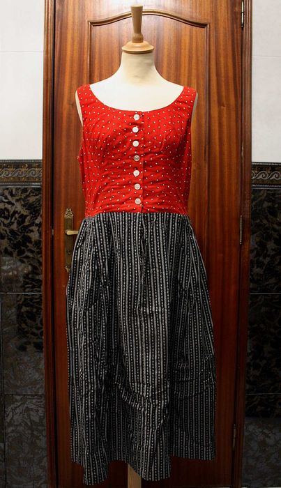 Vestido Vintage Bavarian em Vermelho e Preto