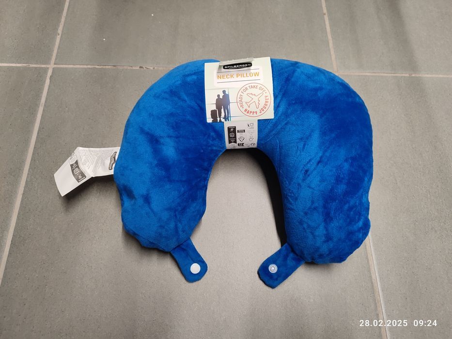 Nowa niebieska podróżna poduszka pod szyję
