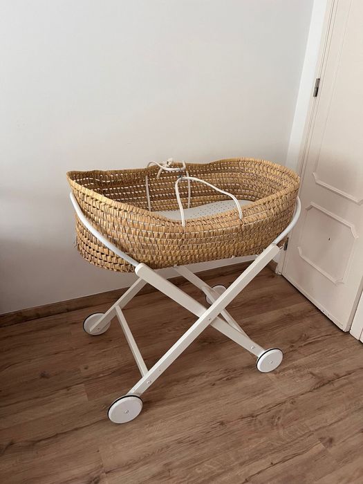 Alcofa de bebé em verga