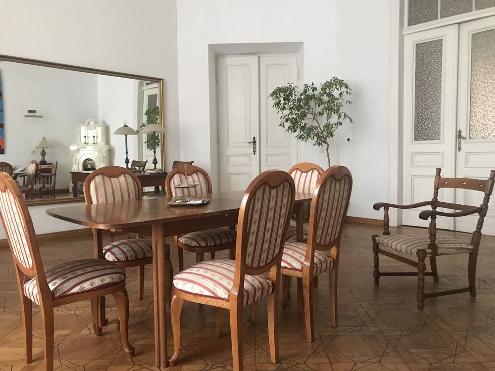 Zgrabne krzesełka pałacowe + stół rozkladany