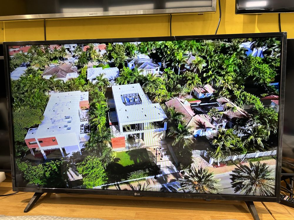 LG 32” 32LM6300, Smart TV, WiFi.