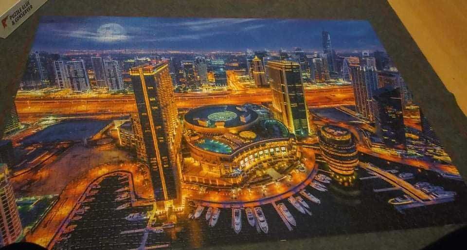 Klimatyczne ciemne loftowr Puzzle Trefl Światła Dubaju 2000 elementów