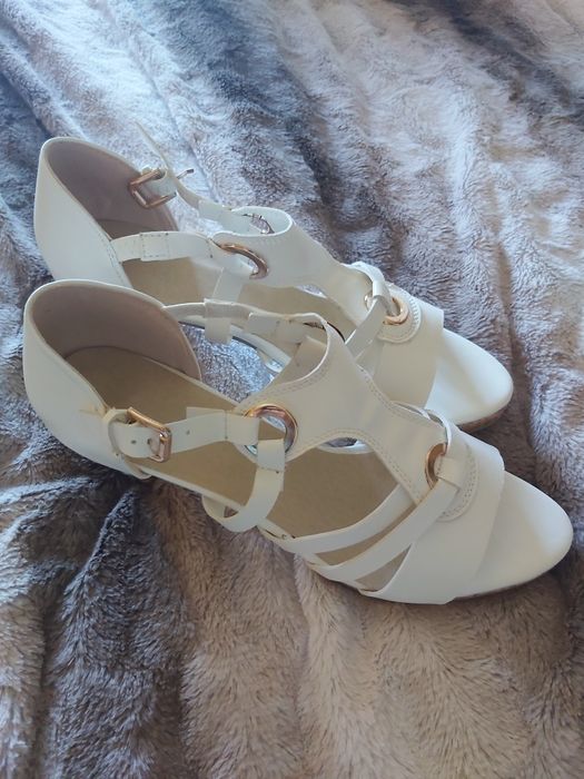Sandálias novas, brancas, 39