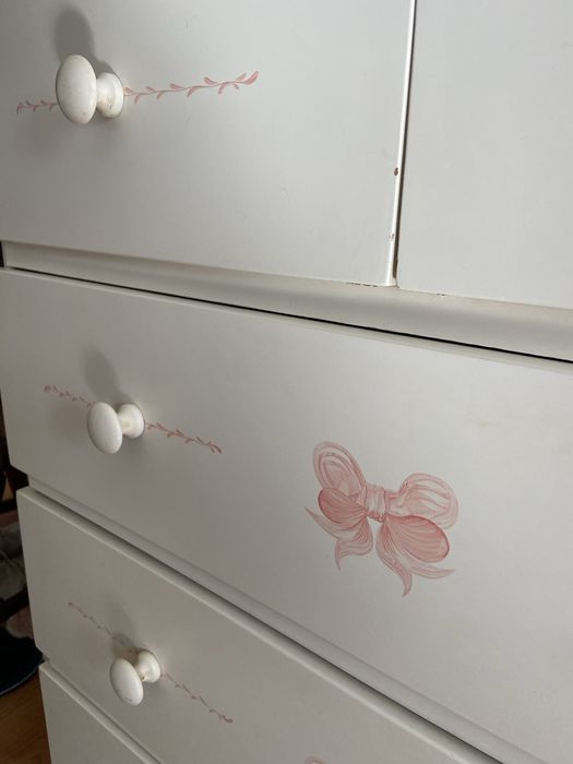 Cómoda branca de criança com laços cor de rosa