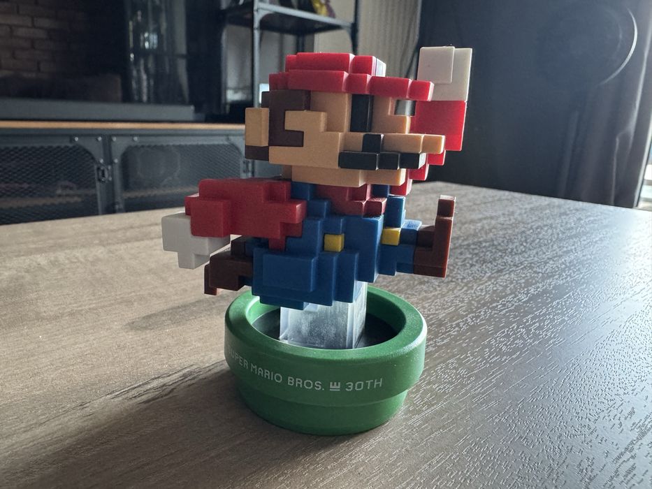 Amiibo Mario 8-bit 30th Anniversary Modern