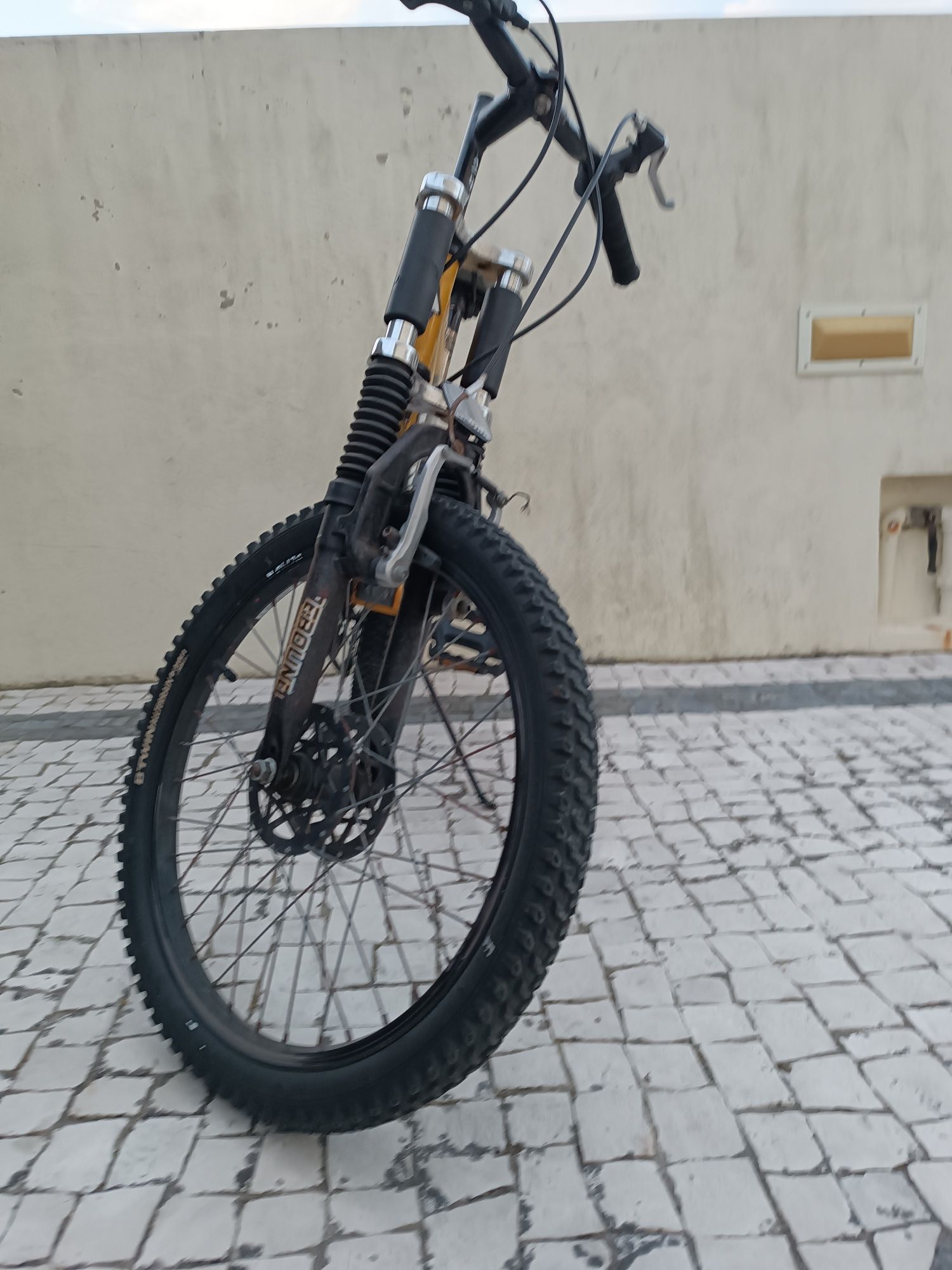 Bicicleta btt amarela