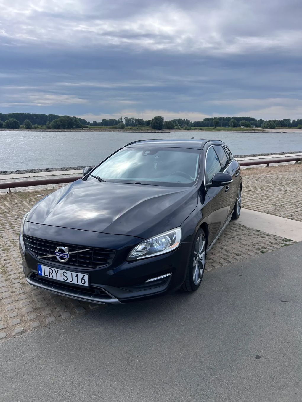 Volvo V60 D4 Iron stone