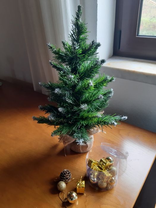 Vendo árvore de Natal e adereços