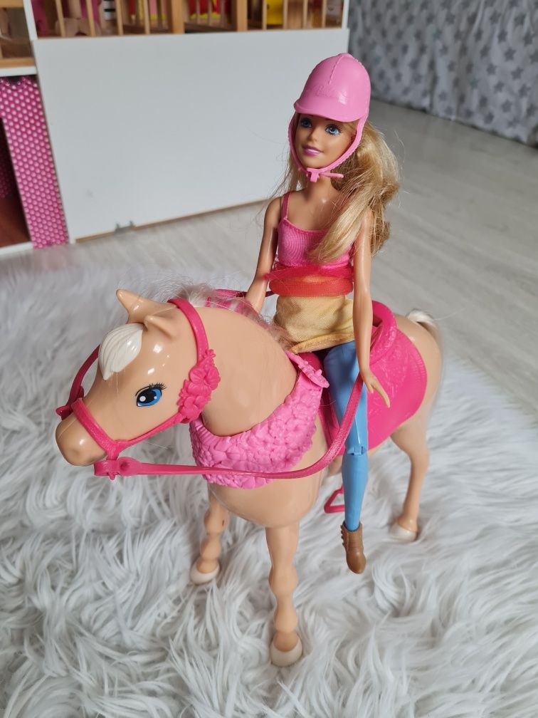 Lalka Barbie dżokejka konik tańczący koń Barbi zestaw