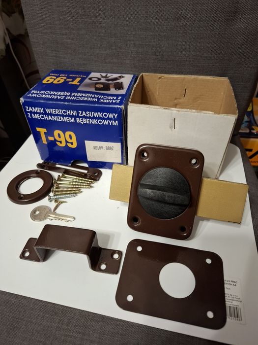 Zamek wierzchni zasuwkowy z mechanizmem bębenkowym