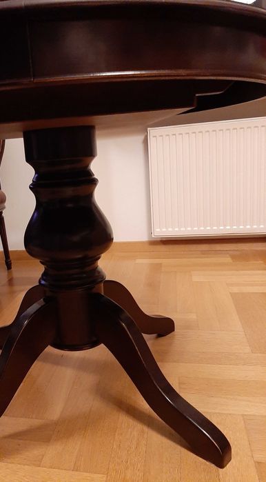 Stylizowany stół i 4 krzesła tapicerowane