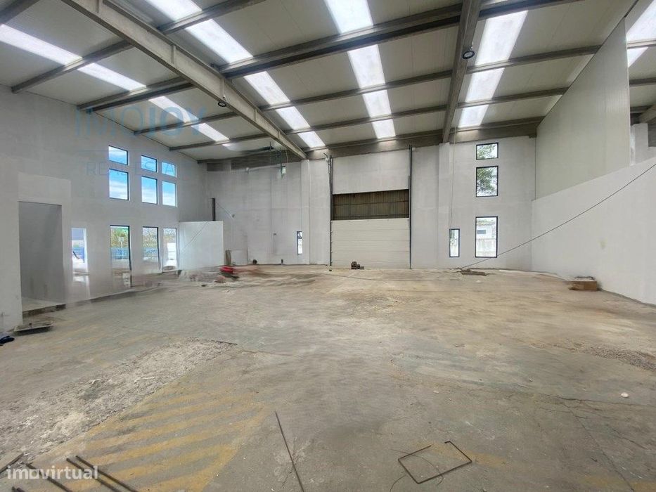 Armazém de 575 m2 para Arredamento na Zona Industrial do Pau Queima...