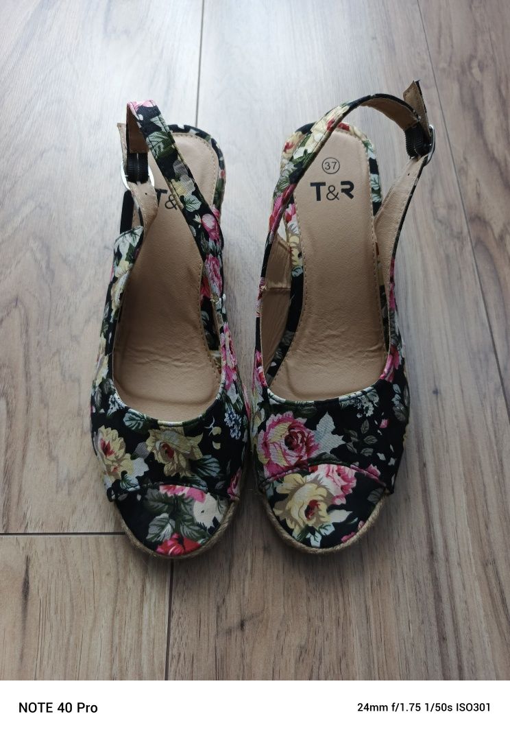 Letnie buty w kwiaty