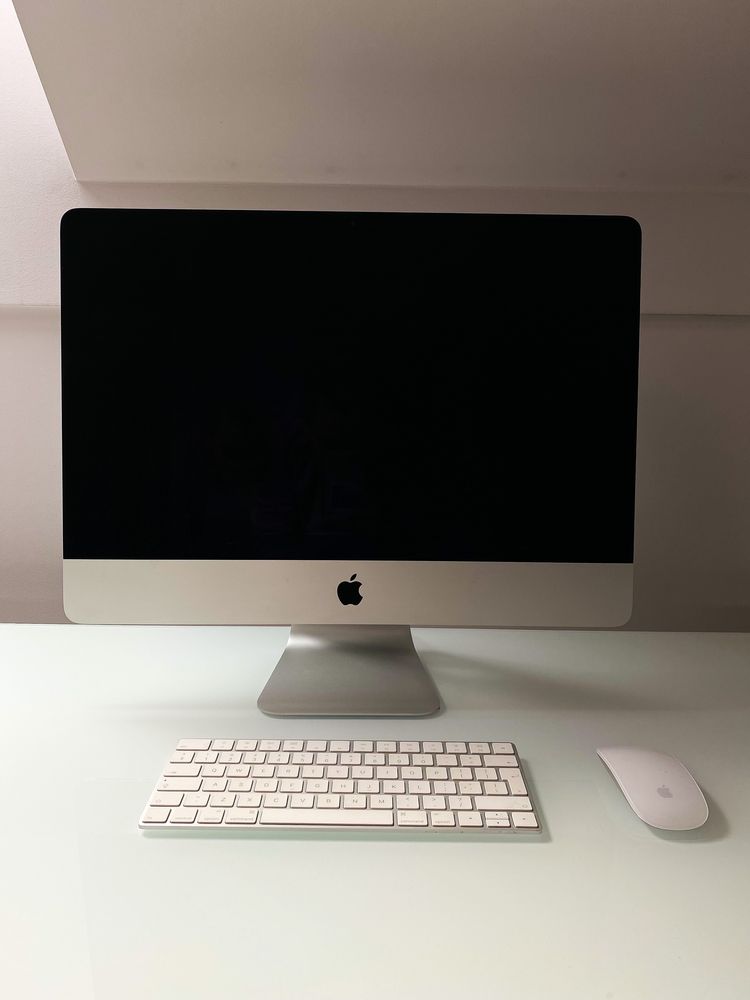 Apple iMac z 21.5-calowym ekranem z podświetleniem LED