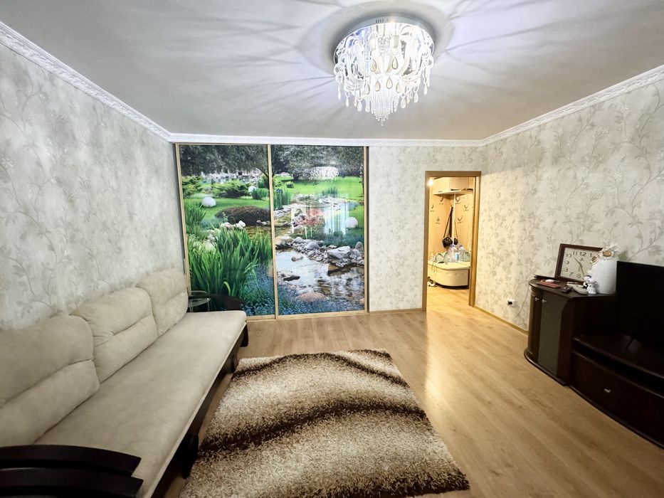 Продам 2 к.квартиру. 2эт/9эт, кирпич! Кухня -19кв.м