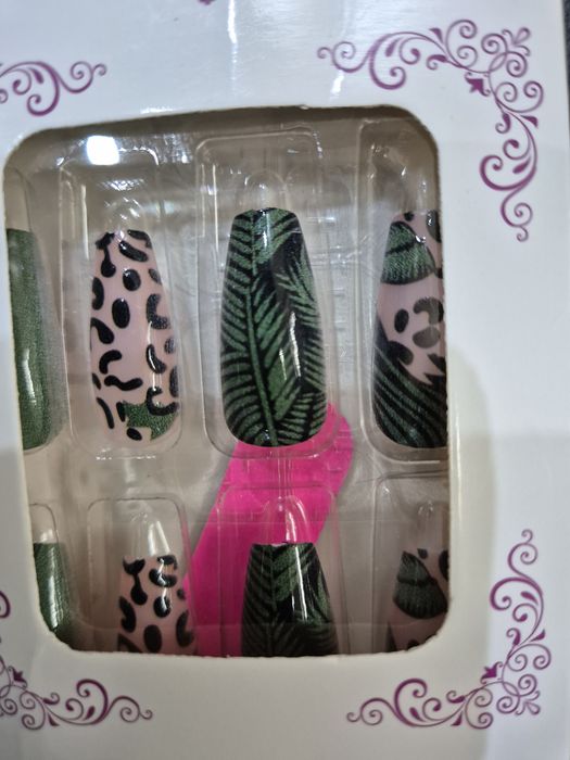 Tipsy sztuczne paznokcie zieleń liść panterka