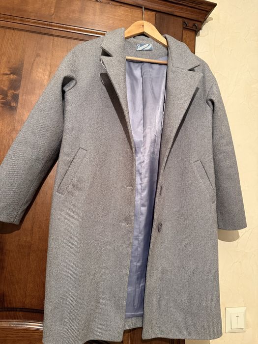 Стильное серое пальто в отличном состоянии.