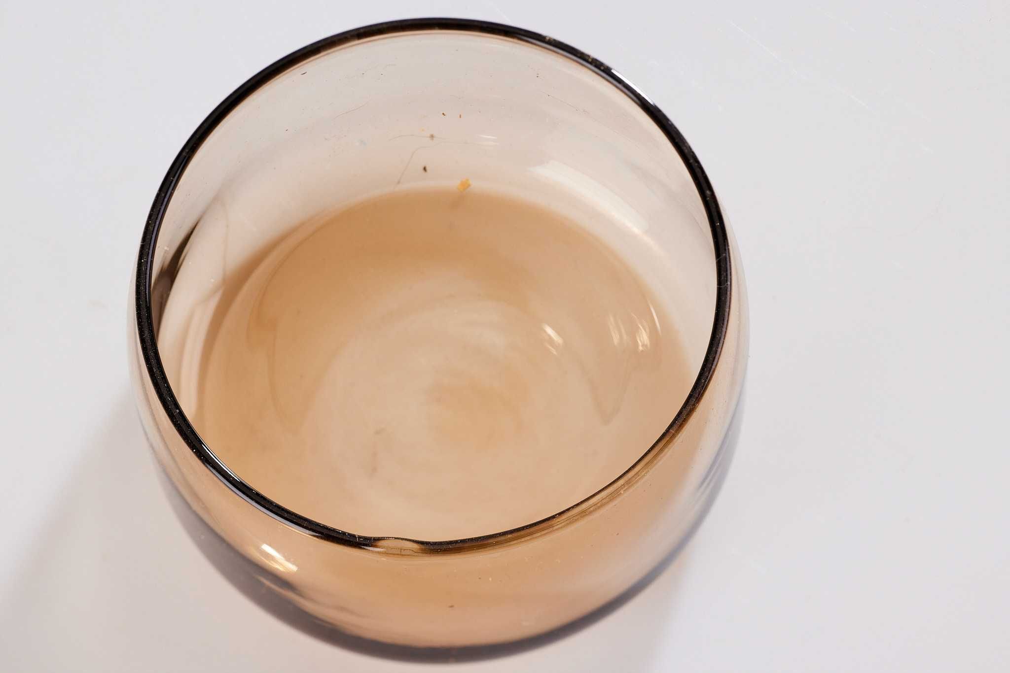 szklany pojemnik cukiernica barwiony kolor łososiowy śr. 9 cm