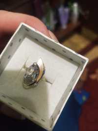 Кольцо серебряное с большим цирконием и позолоченной вставкой.