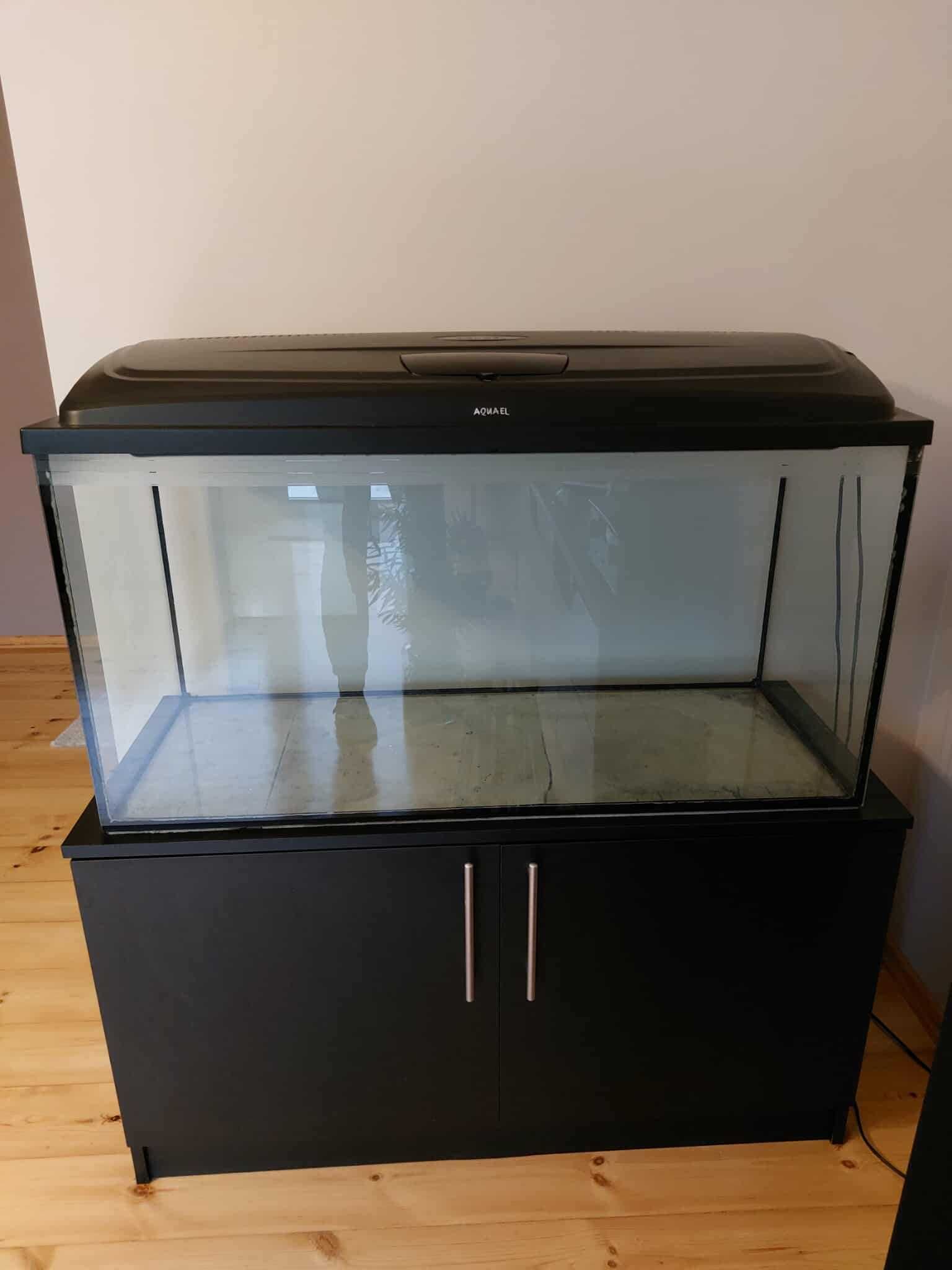 Sprzedam Akwarium 200l z szafką i pokrywą + gratisy.