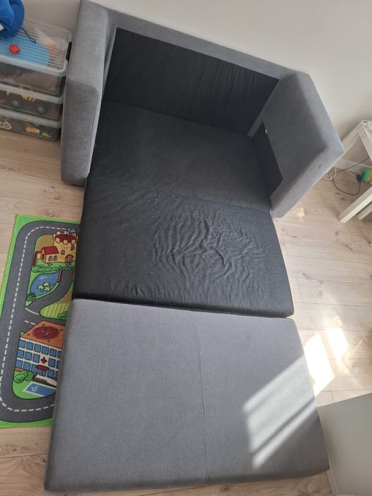 Sofa z rozkladanym materacem
