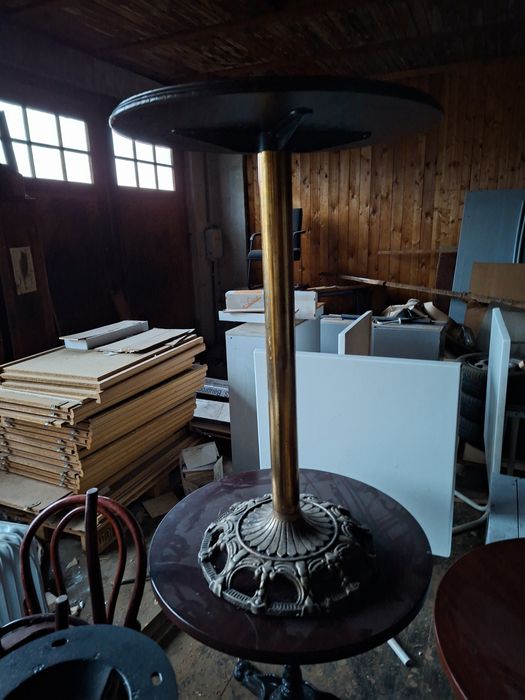 Stare stoły z nogami żeliwnymi