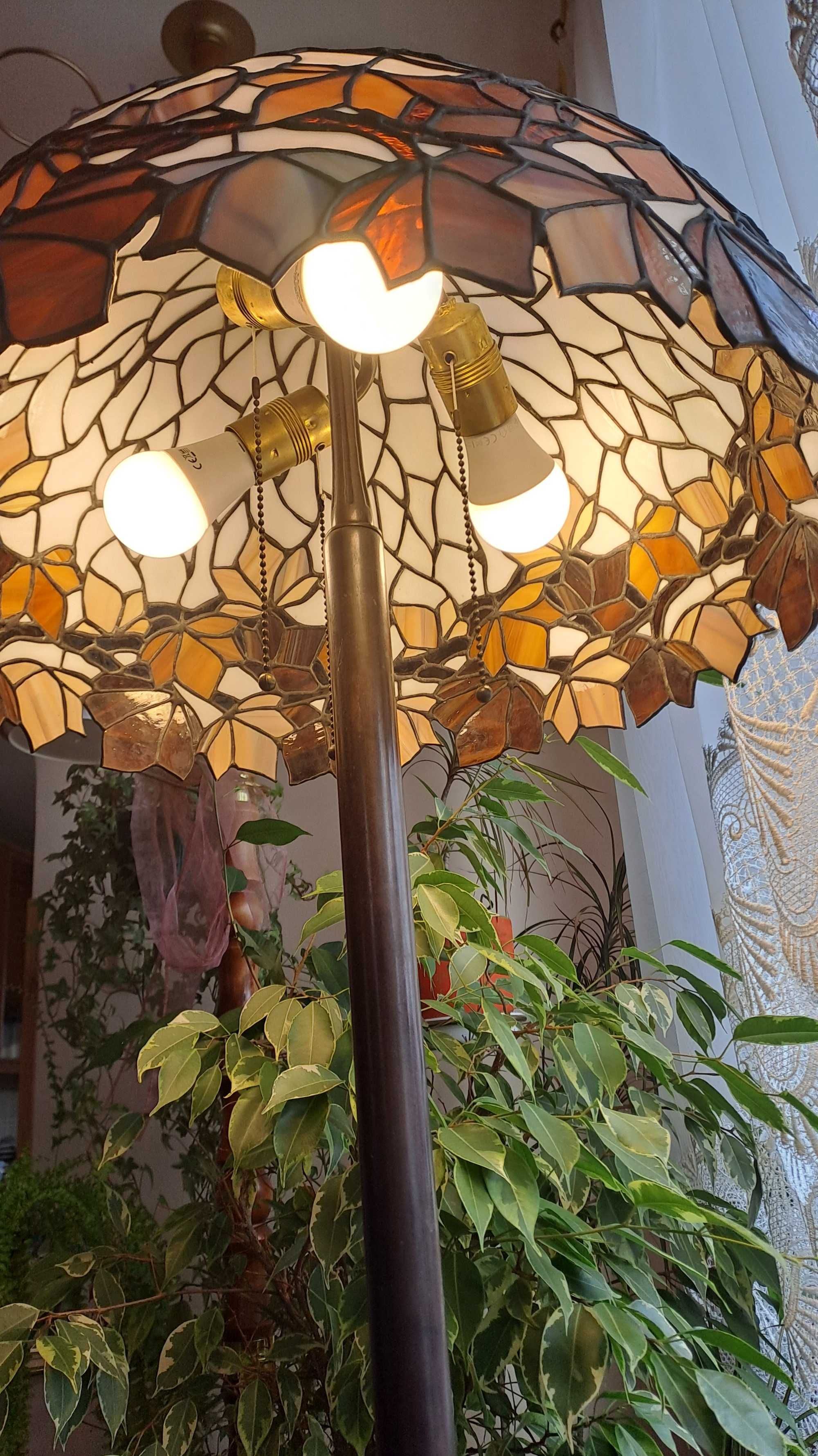 Luksusowa mosiężna  lampa stojąca z witrażowym  szklanym abażurem