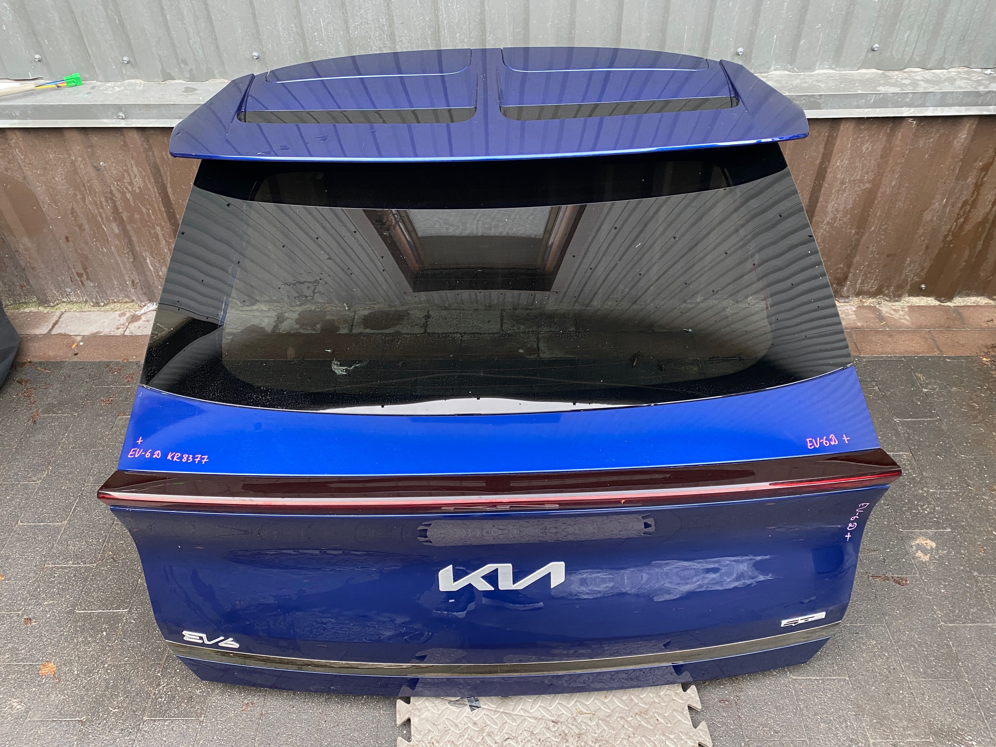 Kia EV6 Кришка багажника колір синій. Ціна договірна!