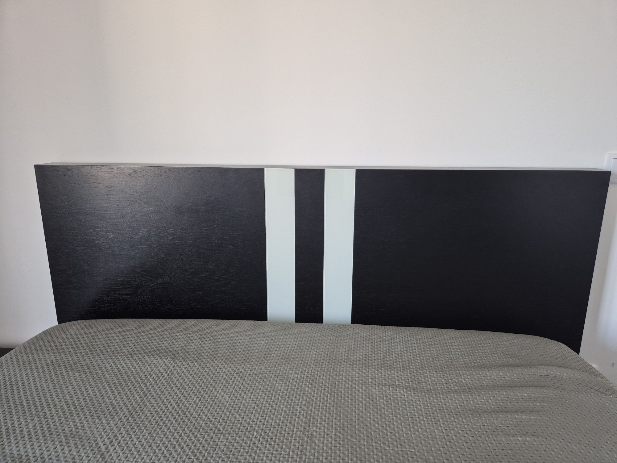 Cama de casal e cabeceiras