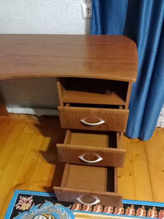 Комп'ютерний стіл