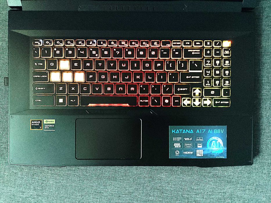 MSI Katana 17  R7 8845hs/32GB/1TB/RTX 4060/144Hz + chłodząca podkładka