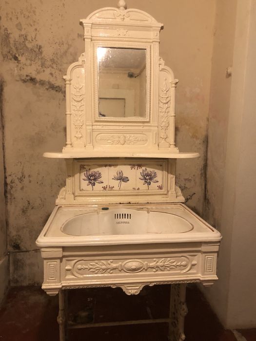 Lavabo muito antigo, em ferro, com pes em ferro