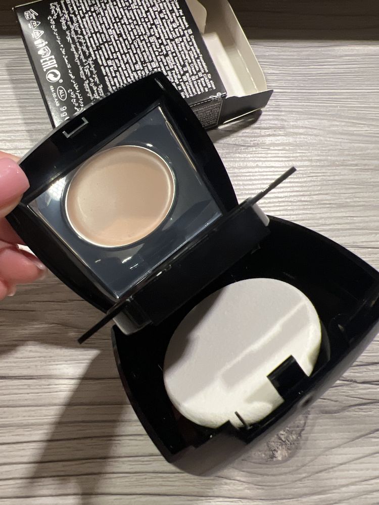 Kremowo-pudrowy podkład w kompakcie Avon Ivory