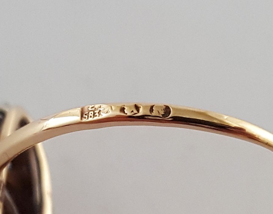 Złoty pierścionek art deco z lat 30-tych zdobiony brylantami