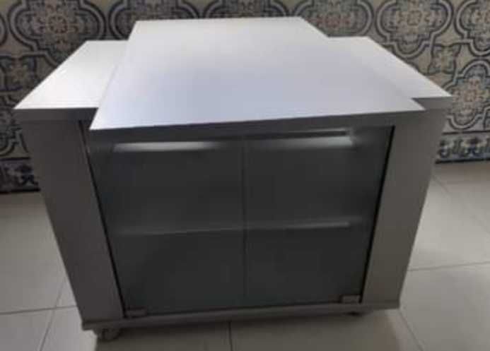 Móvel de TV com tampo giratório