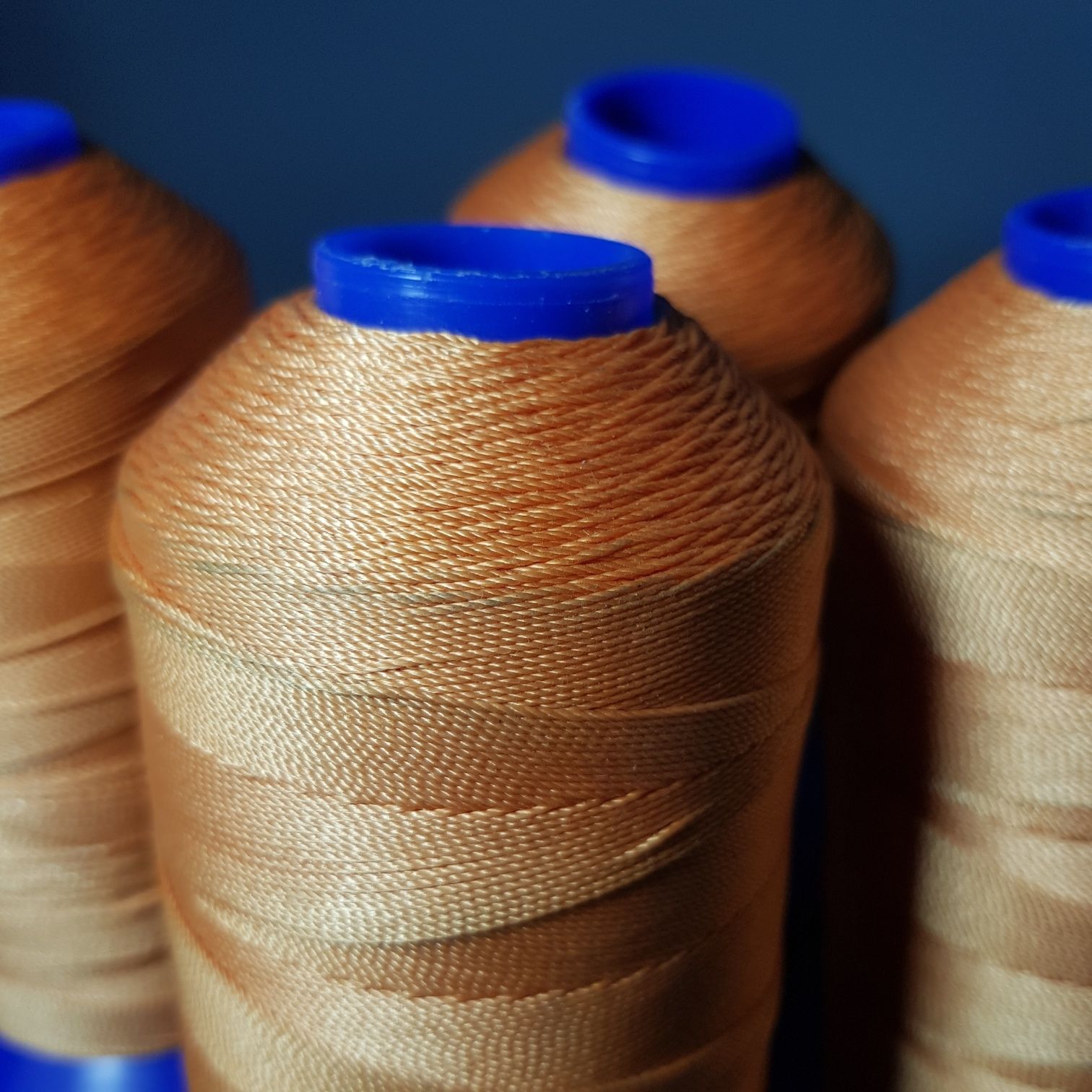 Linha de costura laranja