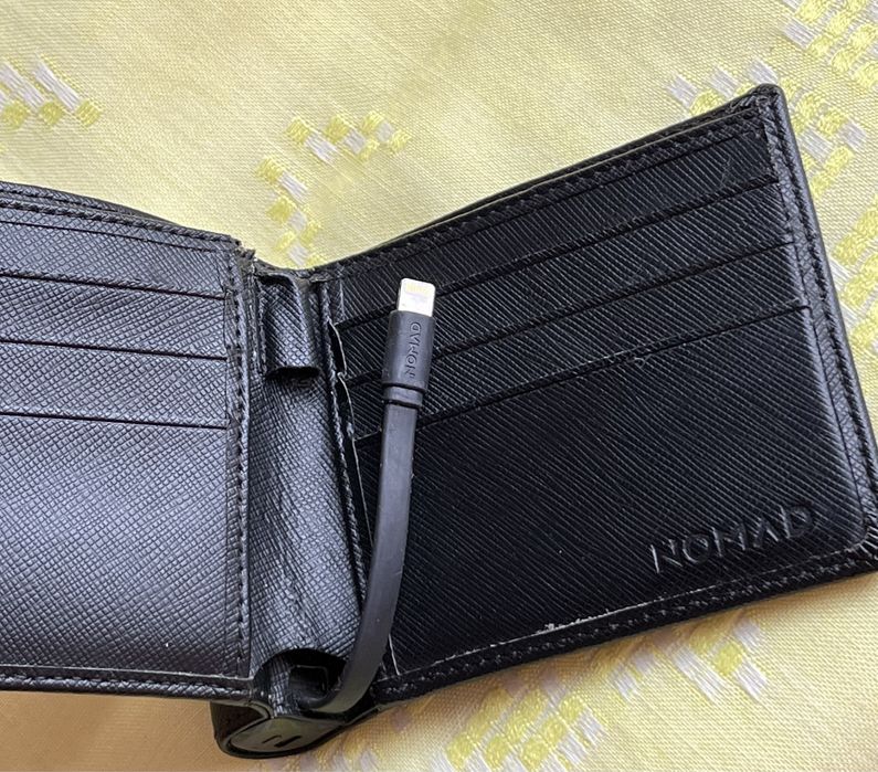 Nomad Wallet - portfel z PowerBankiem 2400 mAh i kablem Lightning