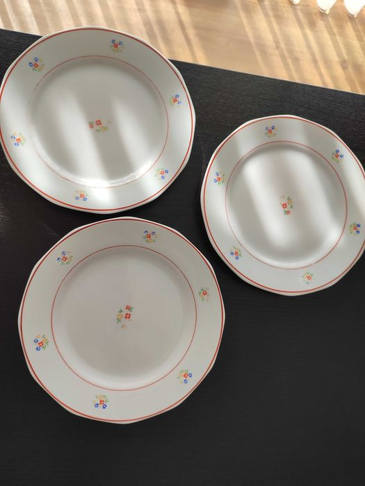 Loiça antiga, conjunto pratos variados