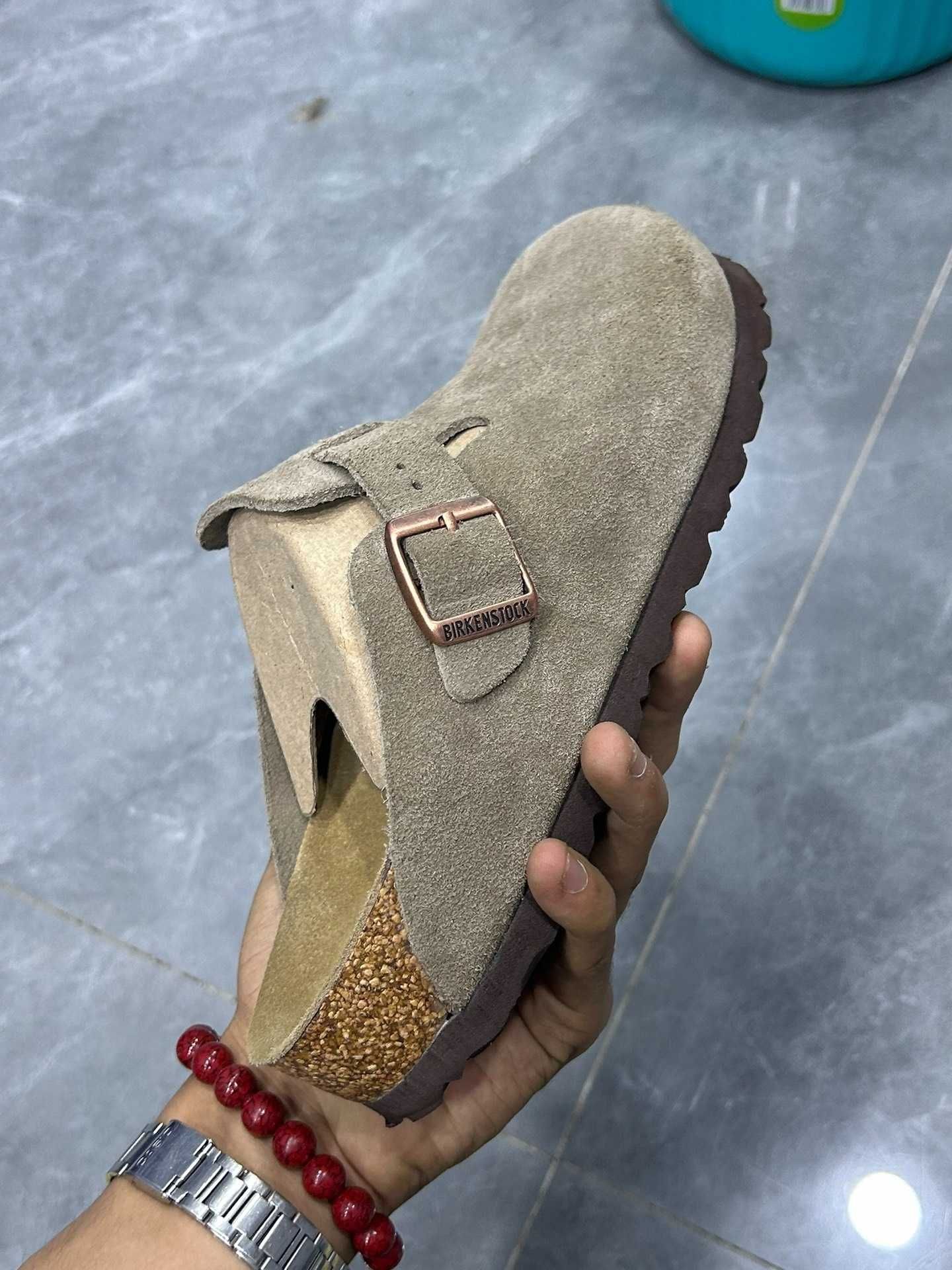 Nowe półkryte kapcie Birkenstock w kolorze piaskowym 39