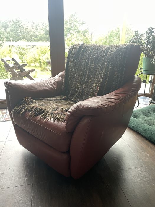 Skórzany miękki wypoczynek z wysuwanymi podnóżkami