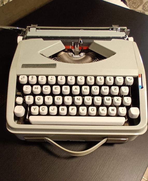 Máquina de escrever Hermes Baby