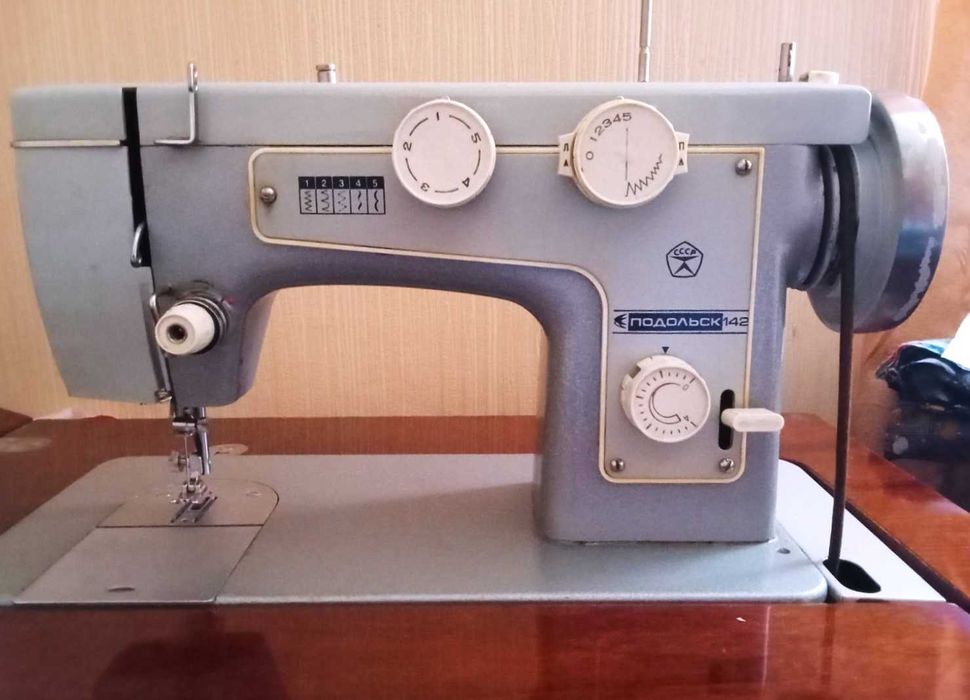 Швейная машинка Подольск 142 ( ножная с тумбой ). Б / У