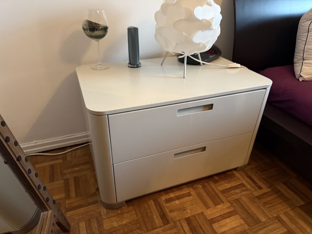 Mesa de cabeceira branca baixa