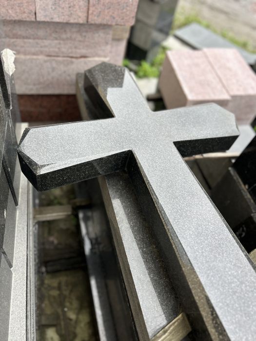 Гранітні хрести під замовлення