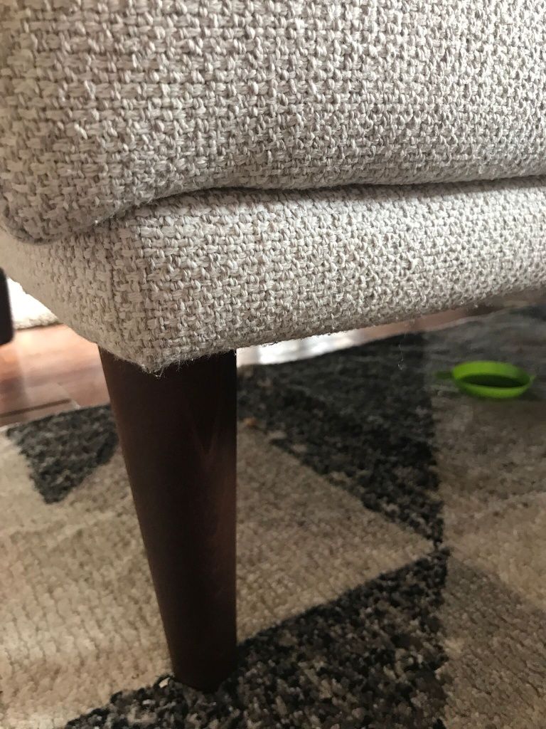 Sofá 3 lugares chaise longue esquerdo não retrátil.