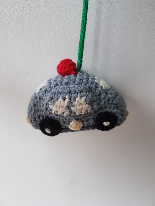 Zielona karuzela dla niemowląt samochody traktor Smallstuff rękodzieło