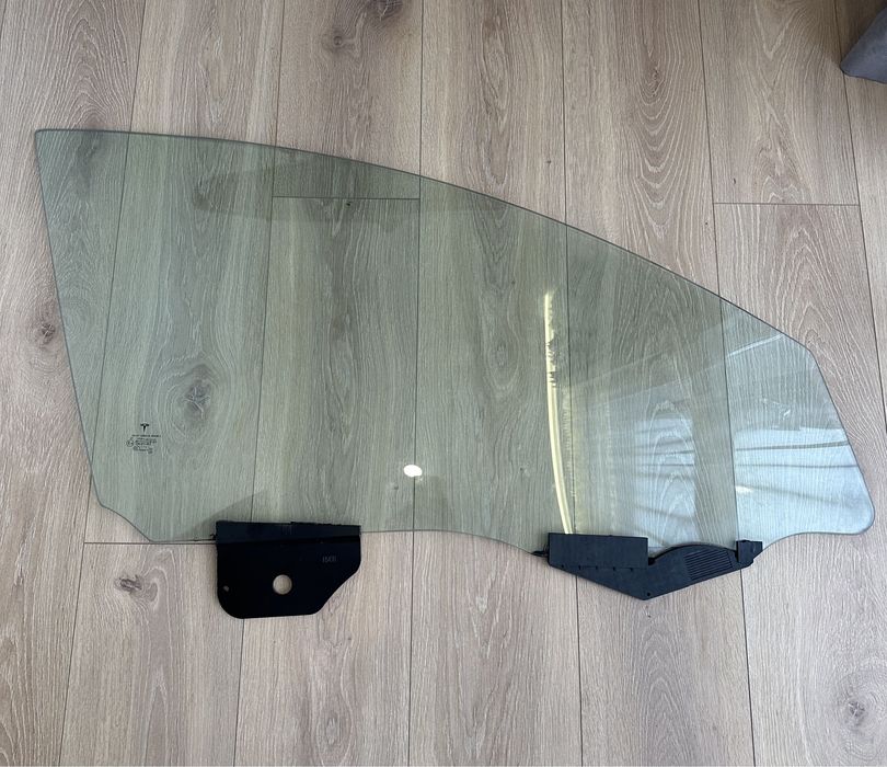 Тесла Скло переднє подвійне оригінал Tesla Model Y