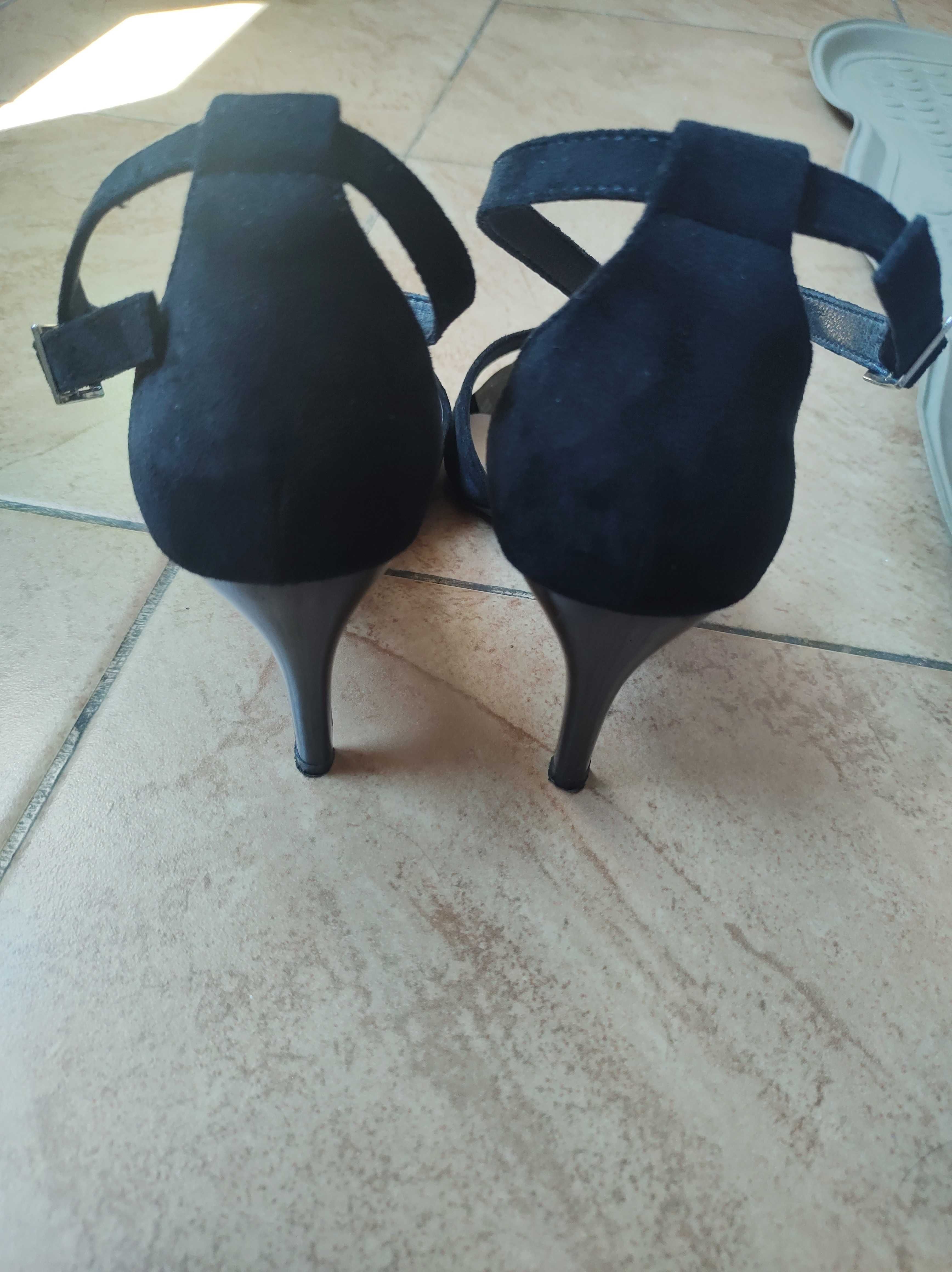 Buty na obcasie nr 38