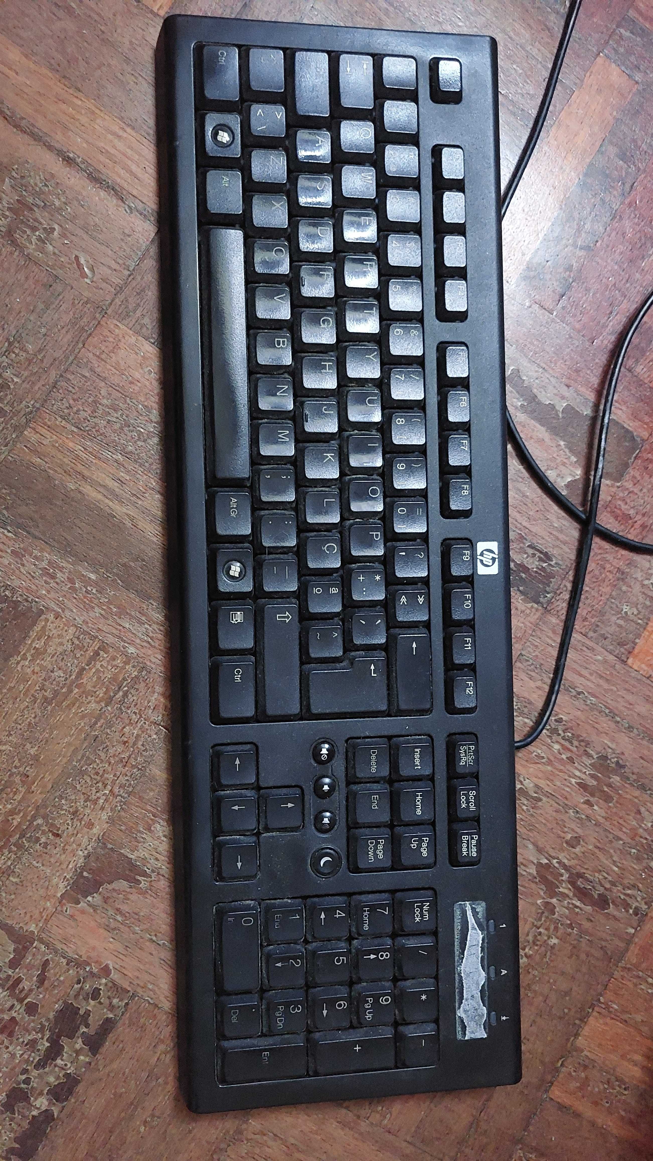 conjunto computador, teclado e monitor