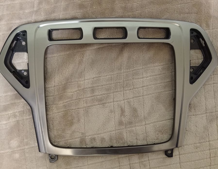 Продам перехідну рамку під штатну магнітолу  для FORD